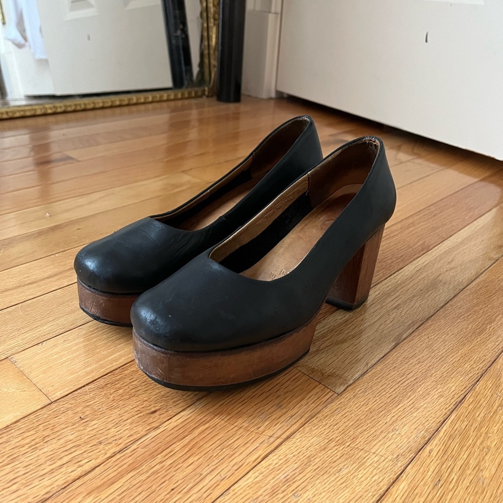 A Detacher vintage black leather pumps
